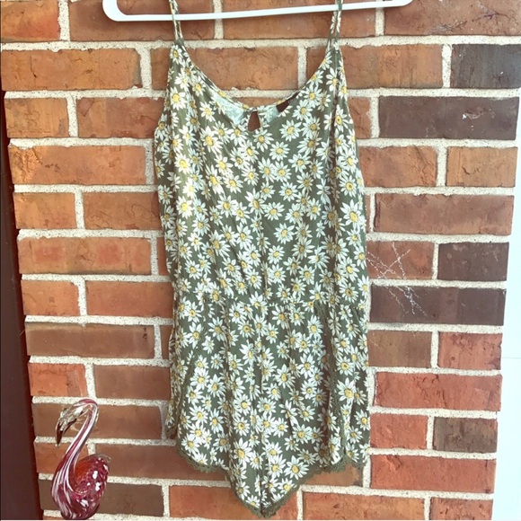 Forever 21 Pants - 🌻forever 21🌻sunflower lace trim romper